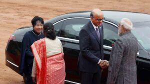 Heat handshakes & smiles at Singapore president’s ceremonial welcome on a cold Delhi morning