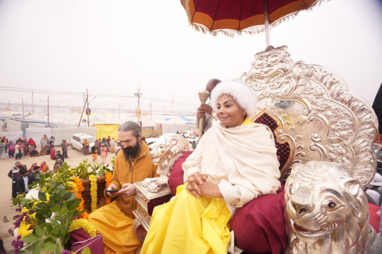 Jagadguru Sai Maa Lakshmi Devi Takes Shahi Snan/Amrit Snan at Prayagraj Maha Kumbh with Overseas Disciples – Indian Specific Day by day